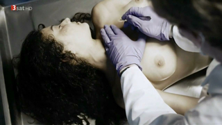 Scène érotique de Camilla Gomes dos Santos de Der Bestatter s03e01 (2015)