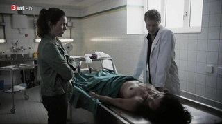 Scène érotique de Camilla Gomes dos Santos de Der Bestatter s03e01 (2015)