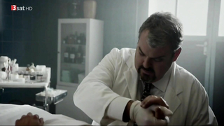 Scène érotique de Camilla Gomes dos Santos de Der Bestatter s03e01 (2015)