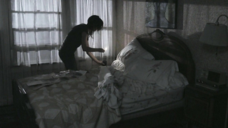 Escena erótica de Victoria Johnstone de Lake Eerie (2016)