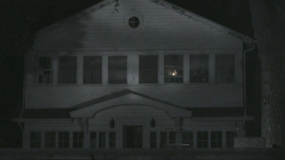 Escena erótica de Victoria Johnstone de Lake Eerie (2016)