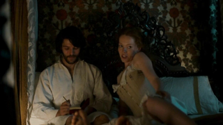 Шарлотта Спенсер обнаженная, постельная сцена из Живые и мертвые s01 (2016)