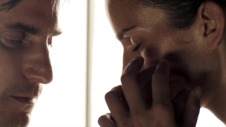 Saralisa Volm çıplak, Hotel Desire'dan (2011) seks sahnesi