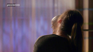 Cena erótica de Nora Koppen de Unter uns e5200 (2015)