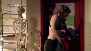 Cena erótica de Nora Koppen de Unter uns e5200 (2015)