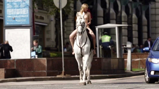 Scène érotique d'Aleksandra Bortich de Neulovimye : Bangkok (2016)