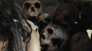 Aruna Shields nue, scène de sexe d'Ao Le Dernier Neandertal (2010)