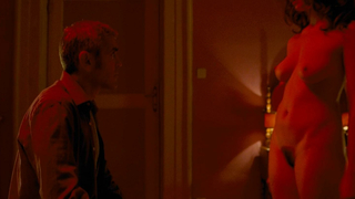 Виоланте Плачидо обнаженная, сексуальная сцена из фильма «Американец» (2010)