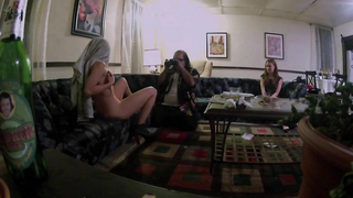 Monika Tilling e Margaret Savinar nude, scena di sesso da Shooting the Warwicks (2015)