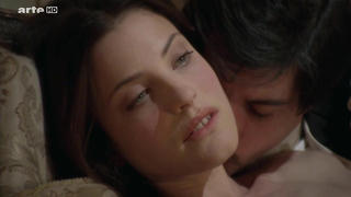 Scena erotica di Sara Pasquier e Zoe Nonn da A la recherche du temps perdu (2010)