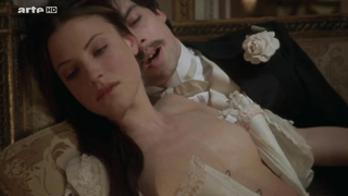 Scena erotica di Sara Pasquier e Zoe Nonn da A la recherche du temps perdu (2010)