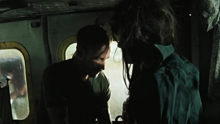 Cynthia Wood e Colleen Camp nuas, cena de sexo de Apocalypse Now (1979)