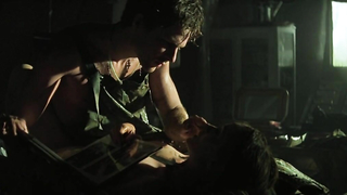 Cynthia Wood e Colleen Camp nuas, cena de sexo de Apocalypse Now (1979)