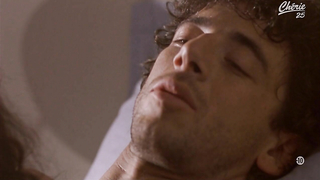 Sandra Speichert e Isabelle Petit-Jacques nuas, cena de sexo do Profil bas (1993)