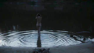 Anna Mahlina ve Anastasiya Mikitenko çıplak, Defile'dan seks sahnesi (2O16)