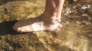 Diane Kruger e Ludivine Sagnier nude, scena di sesso da Pieds nus sur les limaces (2010)