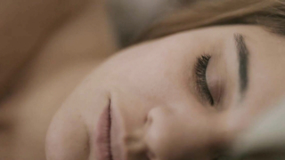 Marie Denarnaud çıplak, Les Adoptes (2011) filminden seks sahnesi