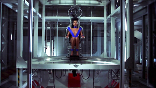 Natasha Henstridge çıplak, Türler II'den (1998) seks sahnesi