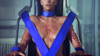 Natasha Henstridge çıplak, Türler II'den (1998) seks sahnesi