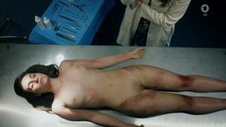 Der Urbino Krimi Die Tote im Palazzo'dan (2016) Michela Ferrazza erotik sahnesi