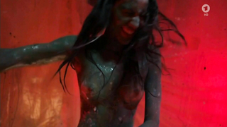 Der Urbino Krimi Die Tote im Palazzo'dan (2016) Michela Ferrazza erotik sahnesi