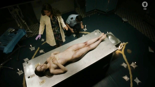 Der Urbino Krimi Die Tote im Palazzo'dan (2016) Michela Ferrazza erotik sahnesi