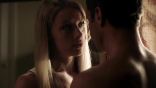 Rachel Skarsten nue, scène de sexe de Transporter The Series s01e03 (2012)
