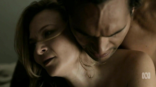 Leeanna Walsman çıplak, Cleverman s01e01 (2016) filminden seks sahnesi