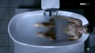 Scène érotique d'Alexia Barlier de Falco s04e05 (2016)