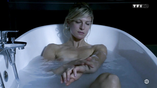 Scène érotique d'Alexia Barlier de Falco s04e05 (2016)