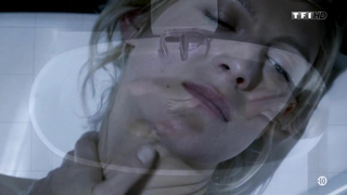 Scène érotique d'Alexia Barlier de Falco s04e05 (2016)