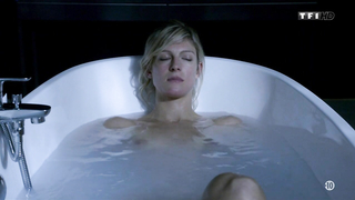 Scène érotique d'Alexia Barlier de Falco s04e05 (2016)