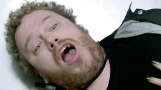 Jacqueline Byers çıplak, Roadies s01e01'den (2016) seks sahnesi