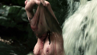 Scena erotica di Juliet Reeves e Amanda Murphy da Girl in Woods (2016)