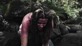 Scena erotica di Juliet Reeves e Amanda Murphy da Girl in Woods (2016)