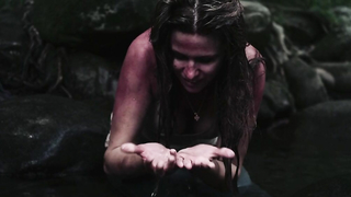 Scena erotica di Juliet Reeves e Amanda Murphy da Girl in Woods (2016)