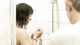 Eva Van de Wijdeven und Maria Kraakman erotische Szene aus Schneider vs. Bax (2015)