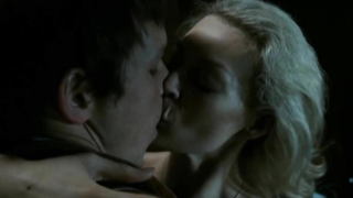 Эротическая сцена Тамары Арчух и Юлии Каминской из фильма «Мнейше зло» (2009)