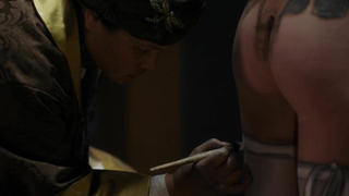 Грейс Колдер и Эдриенн Мари Зитт обнаженные, сцена секса из «Чужестранки» s02e03 (2016)