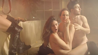 Escena erótica de Saralisa Volm y Carolina Thiele de Shakespeares letzte Runde (2016)