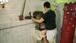 Jule Bowe ve Doris Schefer ve Jytte Merle Boehrnsen çıplak, Dating Lanzelot (2011) filminden seks sahnesi