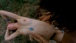 Maureen Allisse e Leslie Orr nude, scena di sesso da The Manson Family (2003)