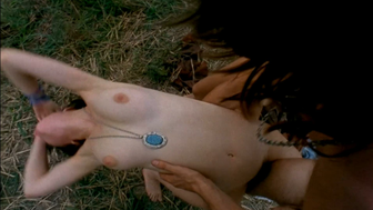 Maureen Allisse ve Leslie Orr çıplak, The Manson Family'den (2003) seks sahnesi