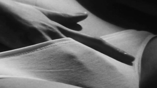 Cena erótica de Camille Pelle de Don't Touch Me Please (2010)