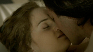 Noemie Schmidt, nue, scène de sexe de Versailles s01e01,04 (2015)