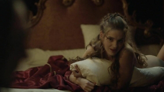 Noemie Schmidt, nue, scène de sexe de Versailles s01e01,04 (2015)