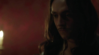 Noemie Schmidt, nue, scène de sexe de Versailles s01e01,04 (2015)