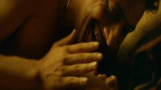 Tiziana Lodato çıplak, L'uomo delle stelle'den (1995) seks sahnesi