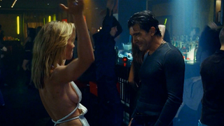 Radha Mitchell nuda, scena di sesso da The Code (2009)