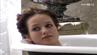 Lara nuda, scena di Joy Korner nuda, scena di Todliche Diamanten (1998)